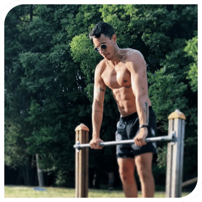Lorenzo Corradi durante un allenamento di Calisthenics
