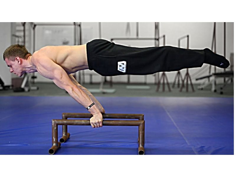 Atleta in posizione di full planche